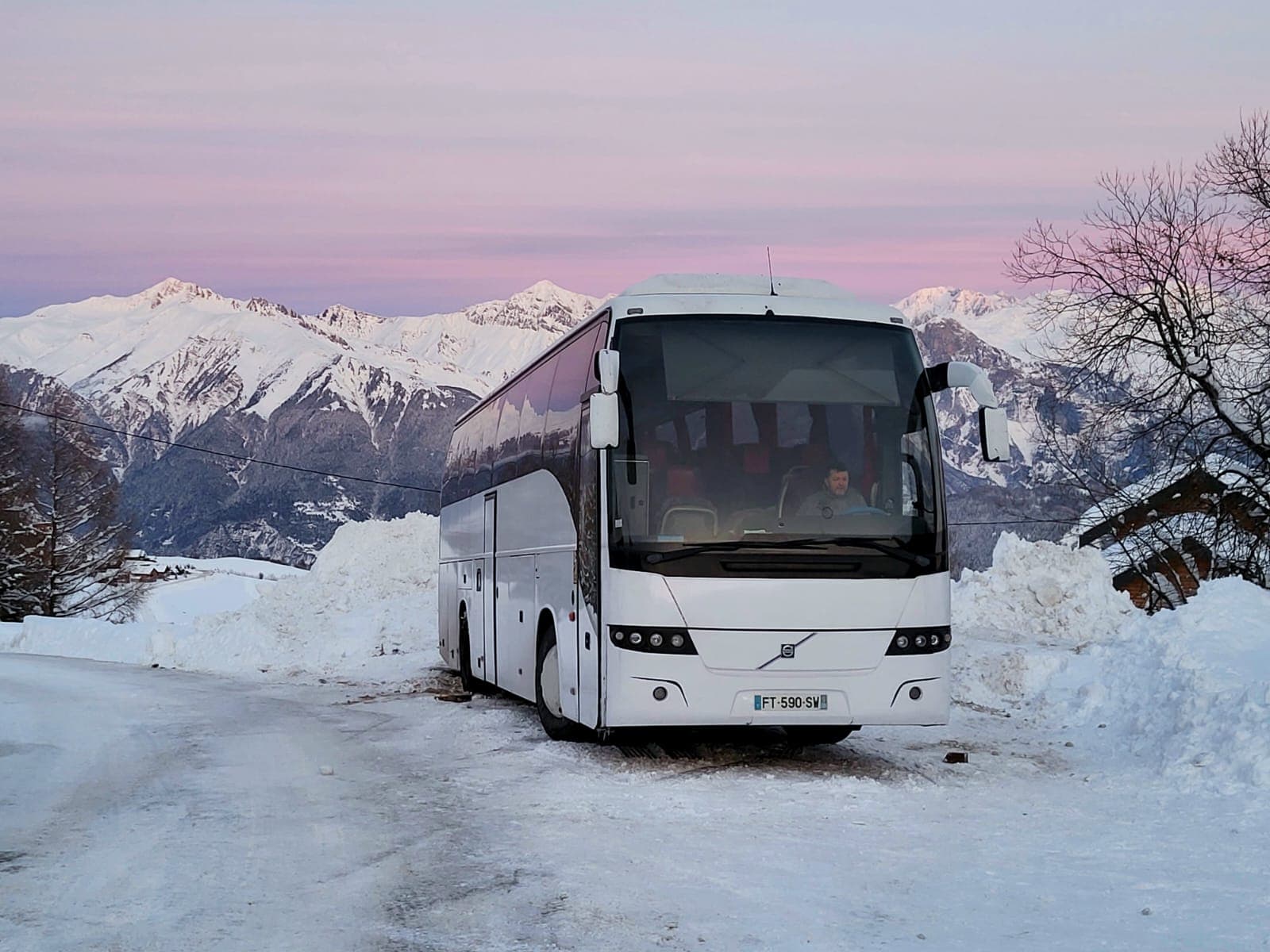 Autocar Volvo 52 locuri DC Cars la apus în Alpi – excursie în Alpi cu autocarul