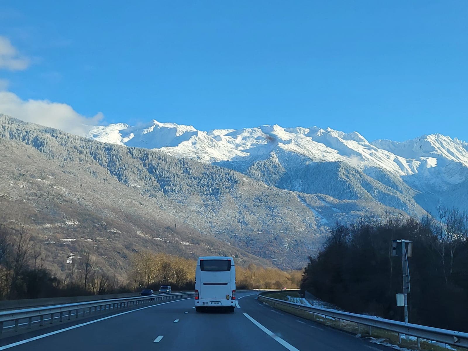 Transport în Alpi cu autocarul pe autostradă spre munți
