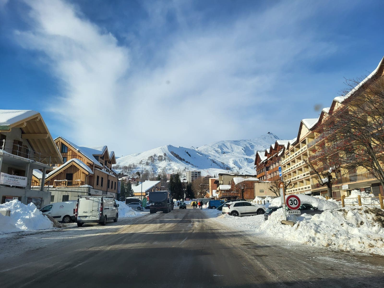 Stradă înzăpezită în stațiunea de ski din Alpi