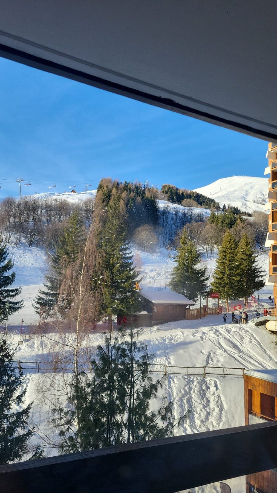 Vedere panoramică asupra pârtiilor de ski din autocar