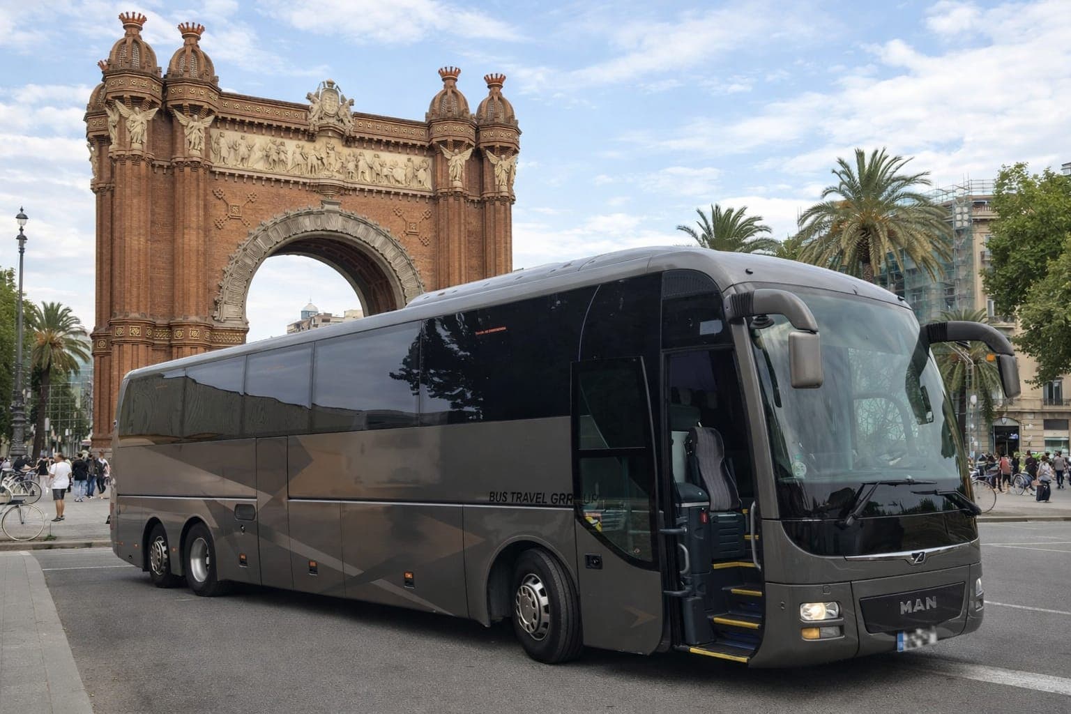 Autocar Paris Barcelona în fața Arcului de Triumf – transport grup Barcelona