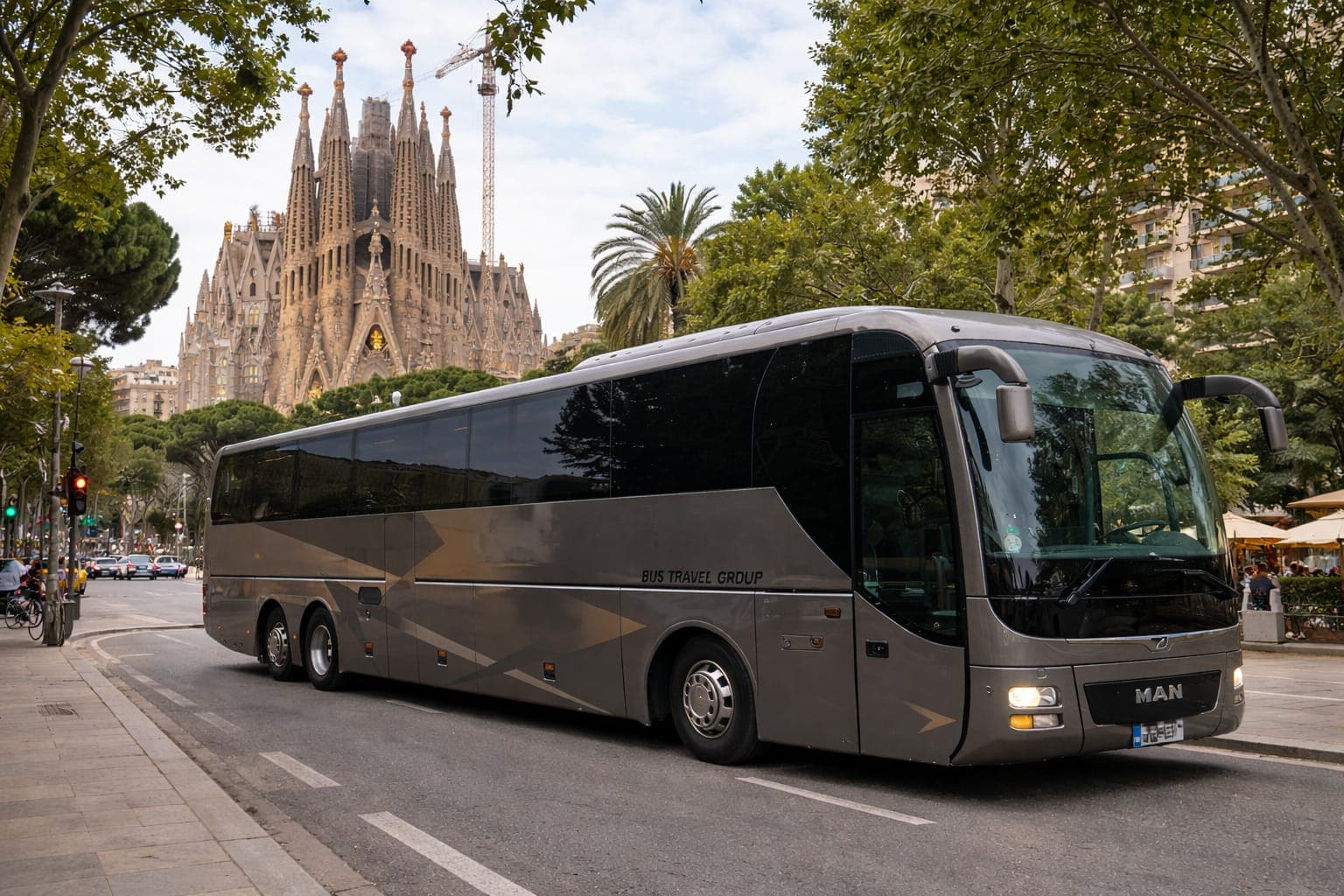 Autocar de lux în fața Sagradei Família – excursie Barcelona din Paris