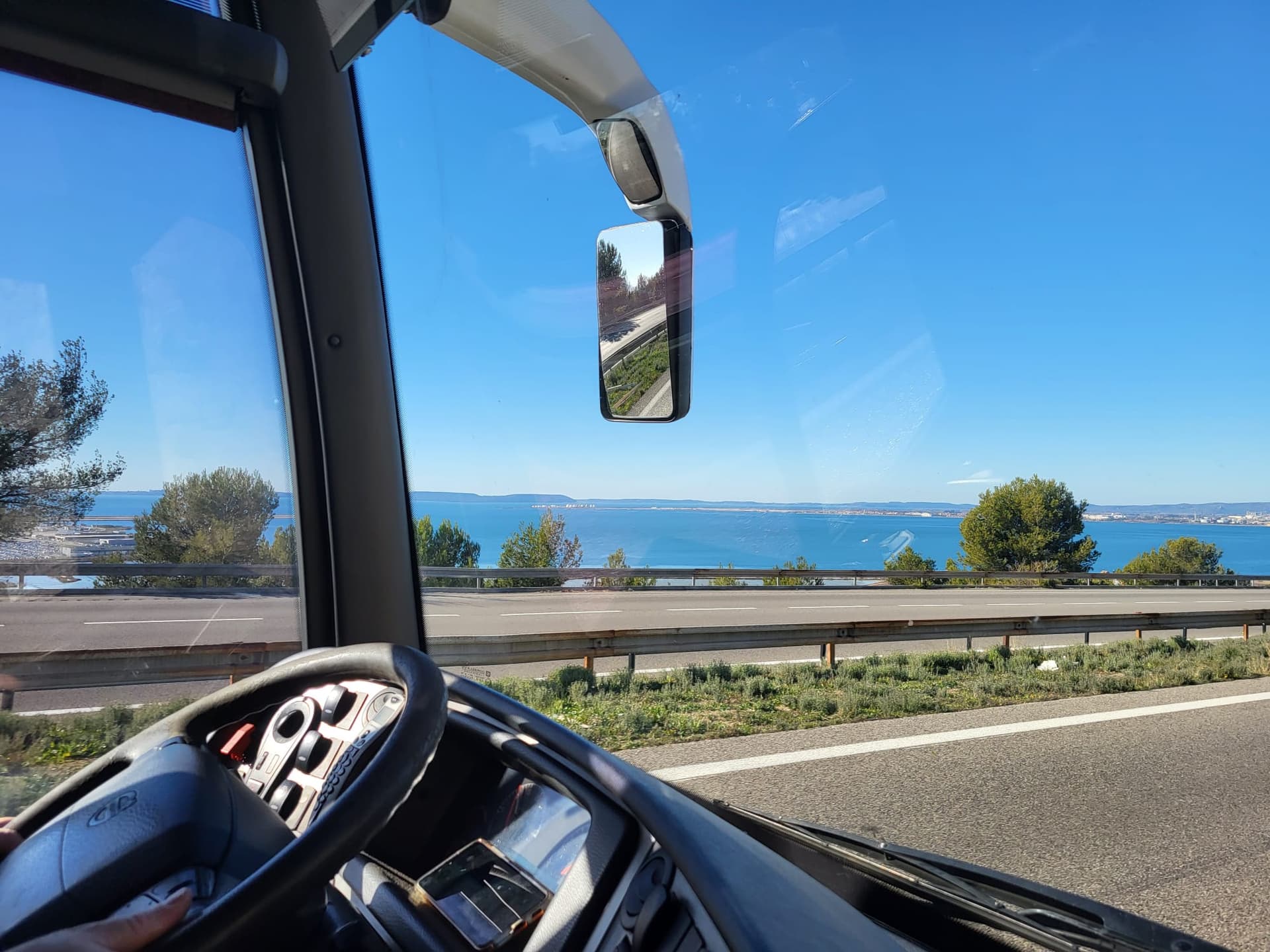 Autocar de lux pe autostradă cu vedere la mare – vacanță Coasta de Azur