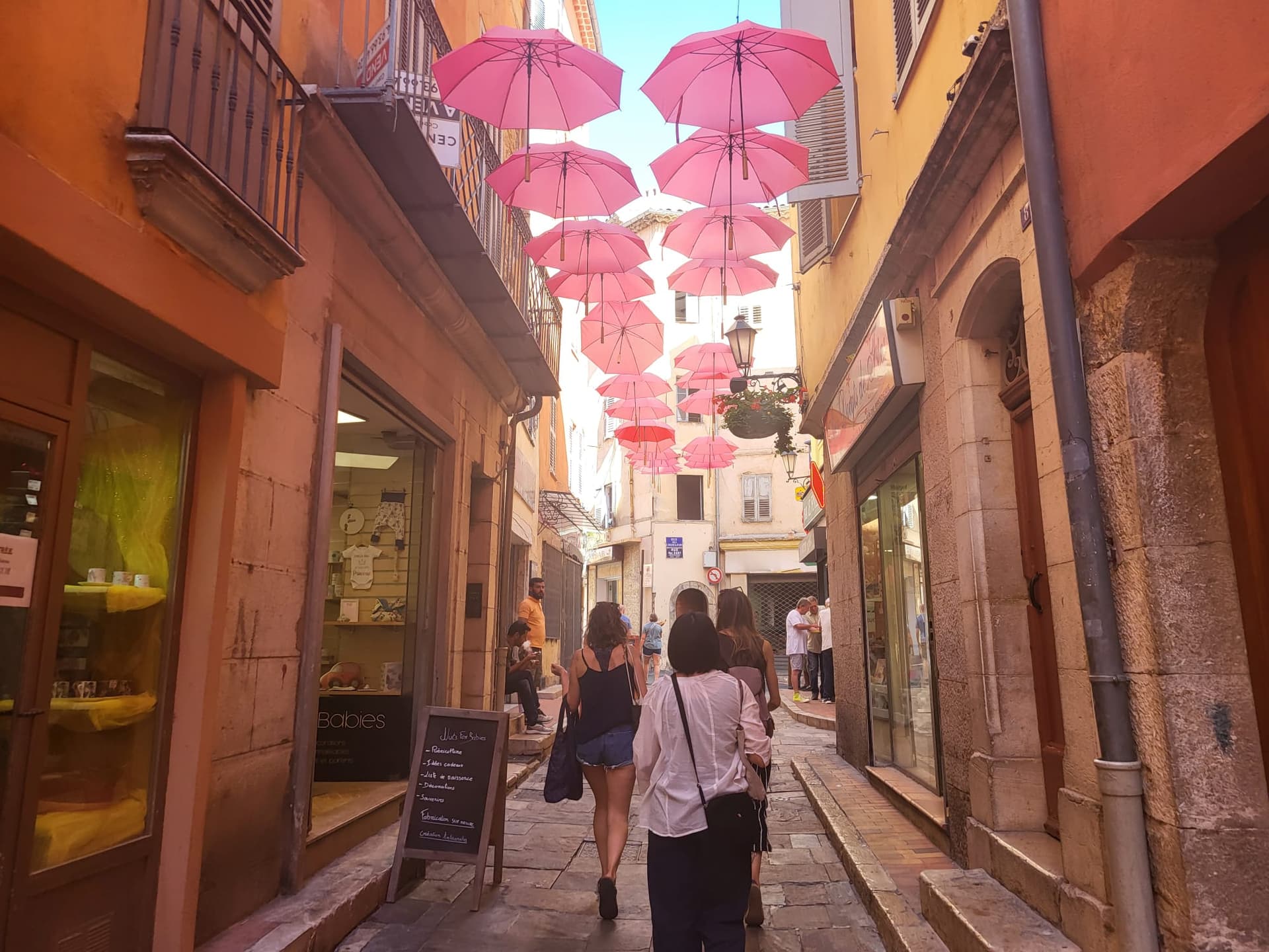 Stradă din Grasse cu umbrele roz – excursie autocar Coasta de Azur