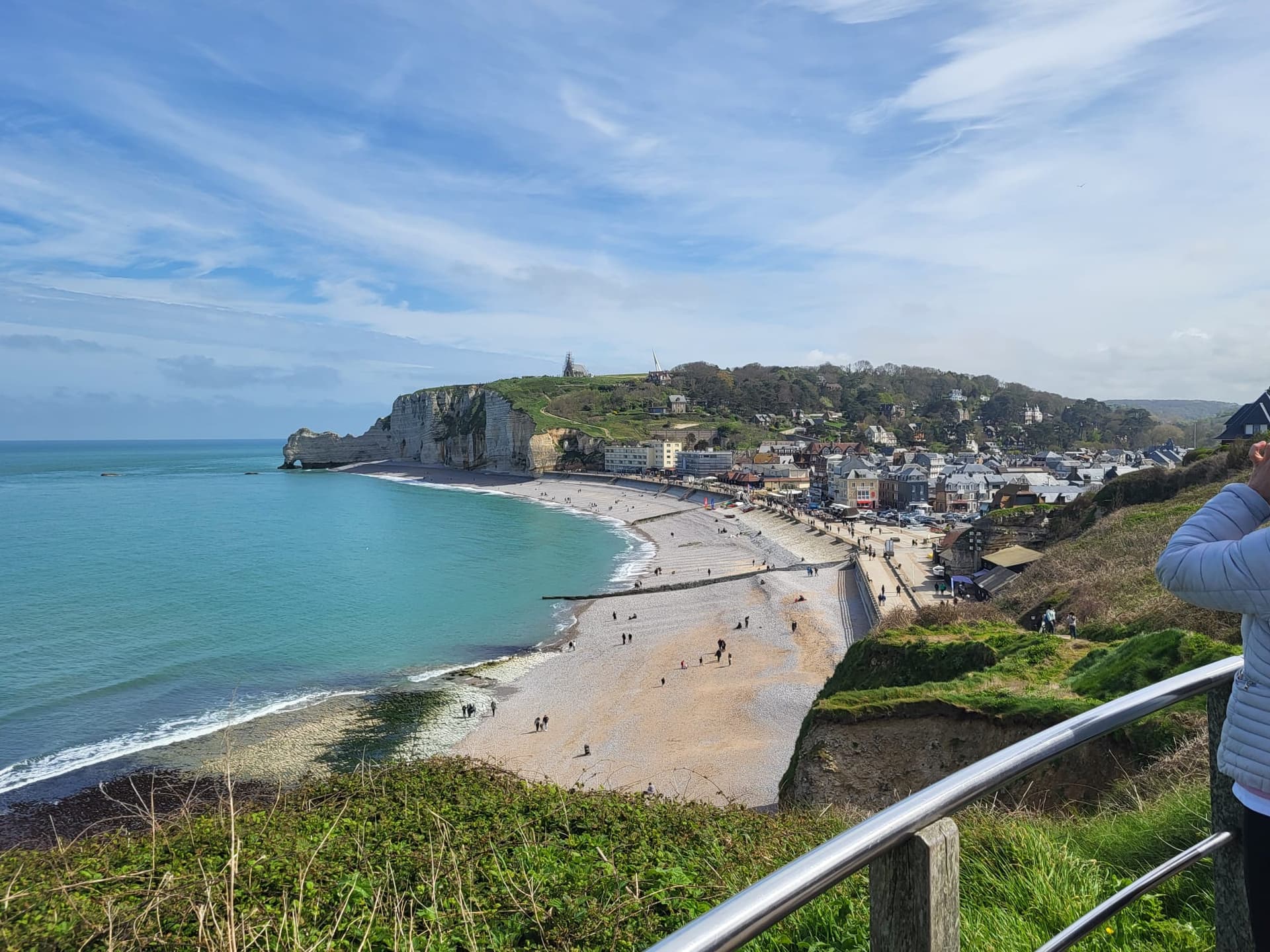 Excursie Paris Étretat — plaja coastei normande