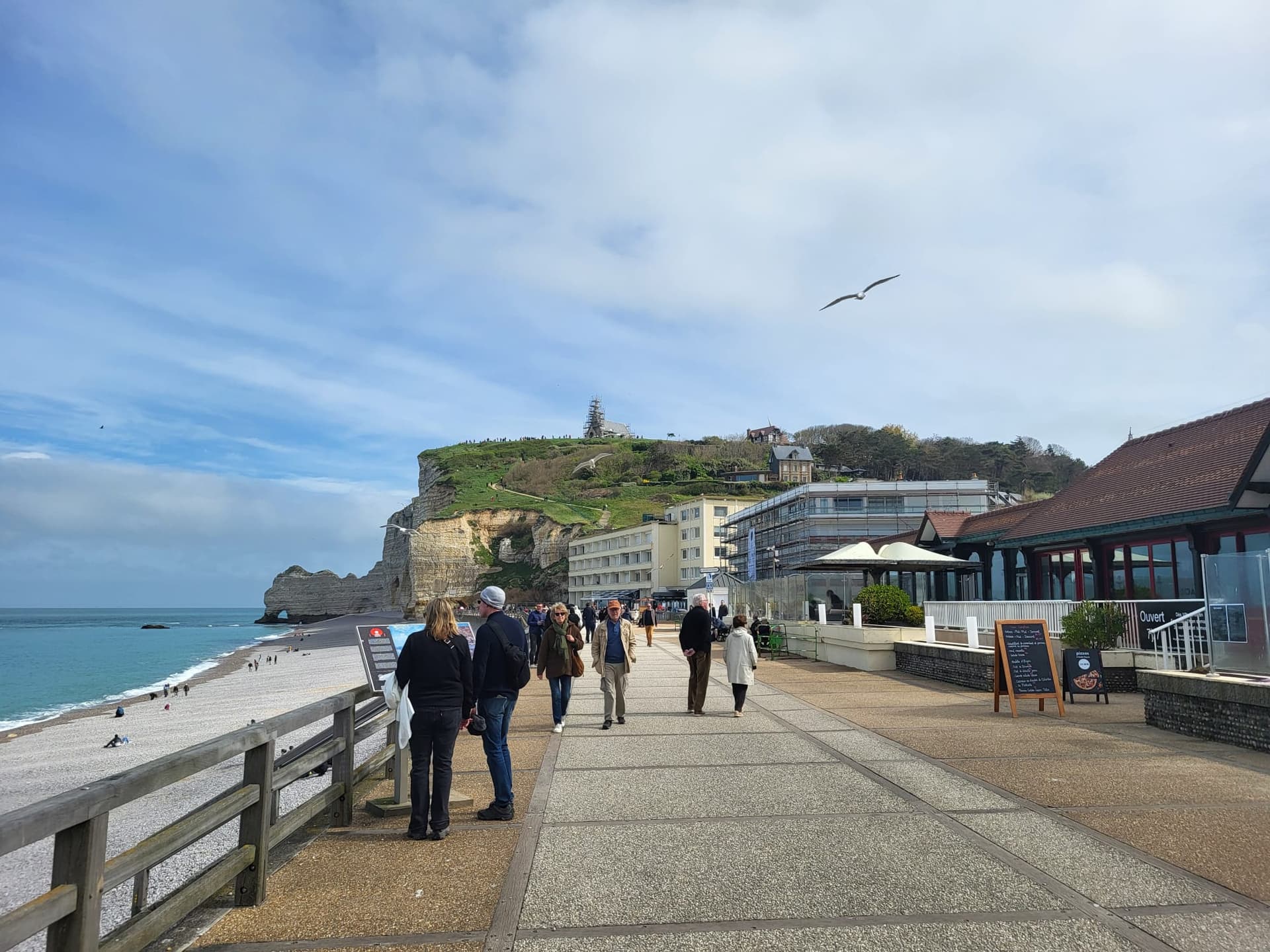 Excursie Paris Étretat — promenadă pe faleză