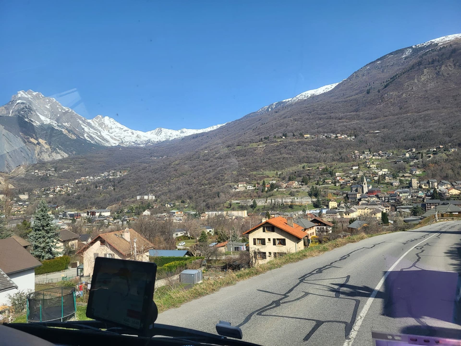 Voyage grup autocar Paris – Valloire, drum alpin cu vedere la munte