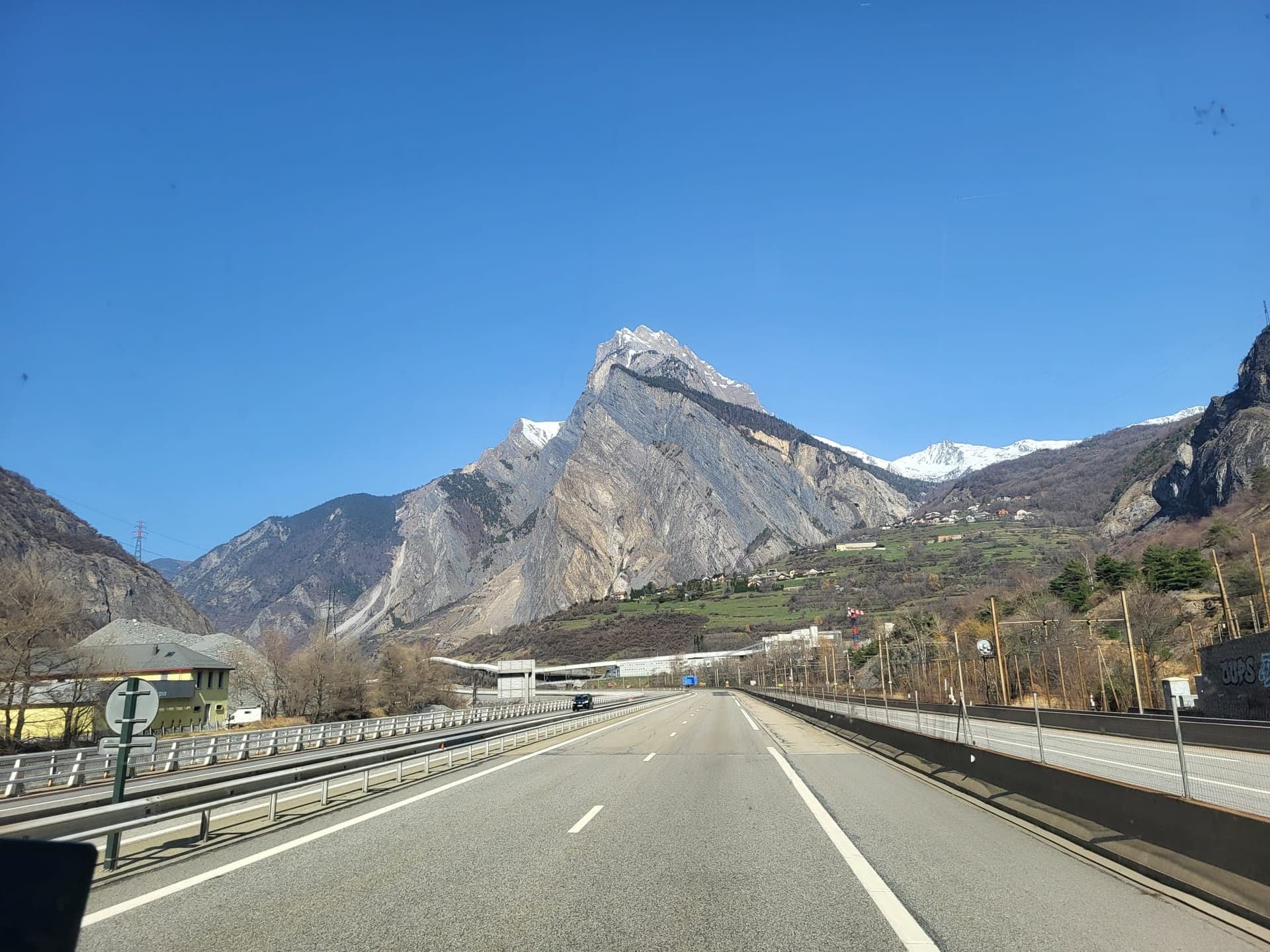 Închiriere autocar Paris – transport grup Alpi pe autostradă