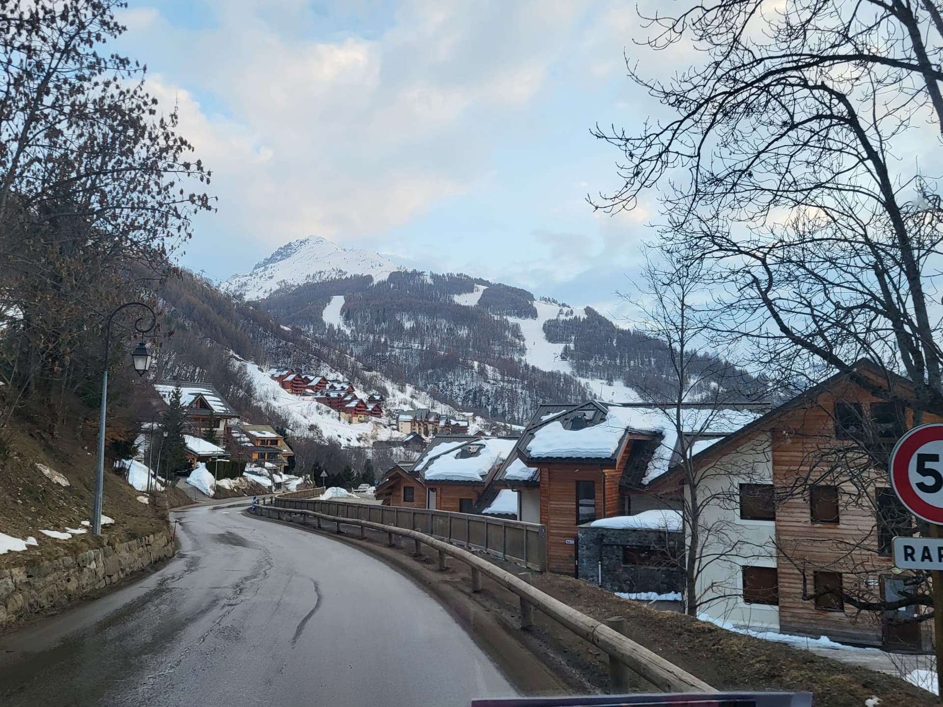 Transport grup autocar Paris – sosire în satul alpin Valloire