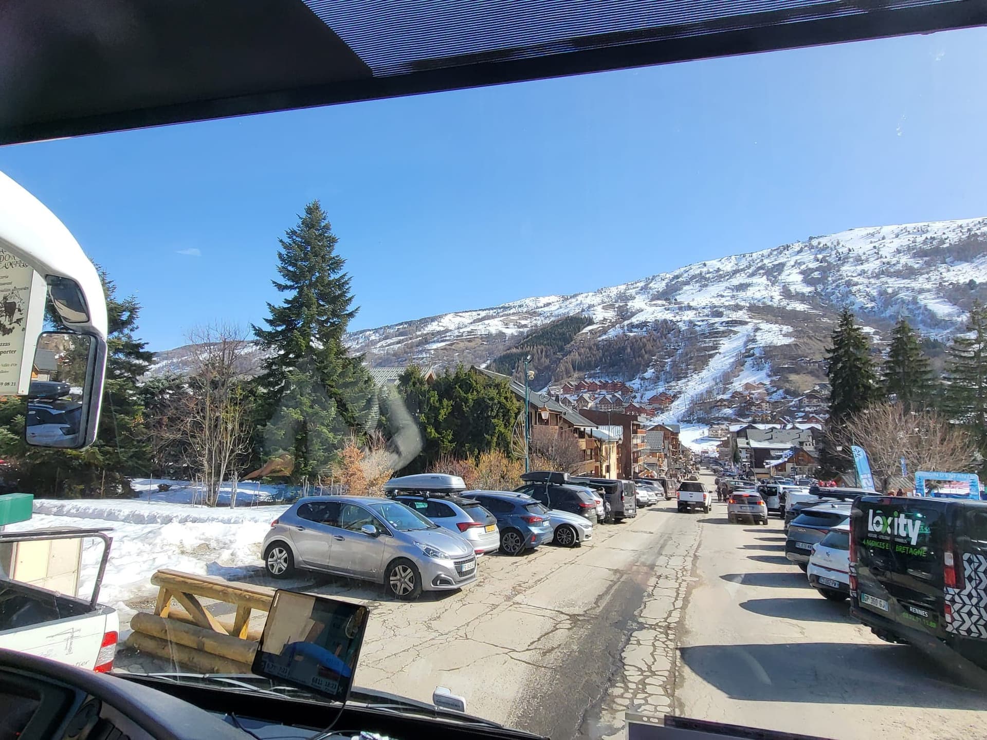 Transport grup Paris – Valloire, vedere munte din autocar